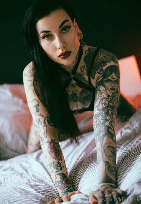 Kiki Julek sexy actress photos