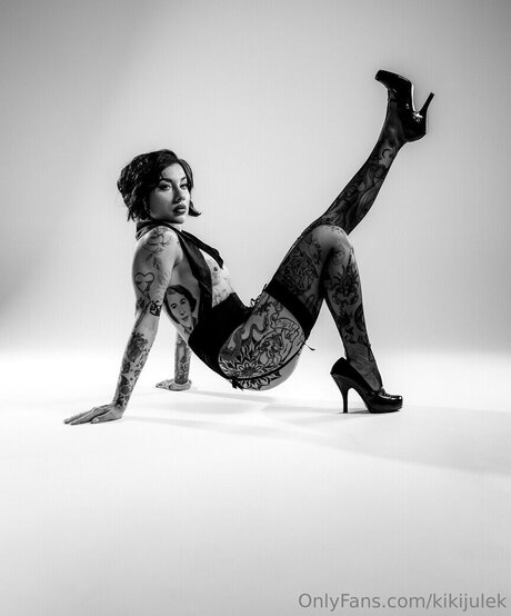 Kiki Julek erotic model image