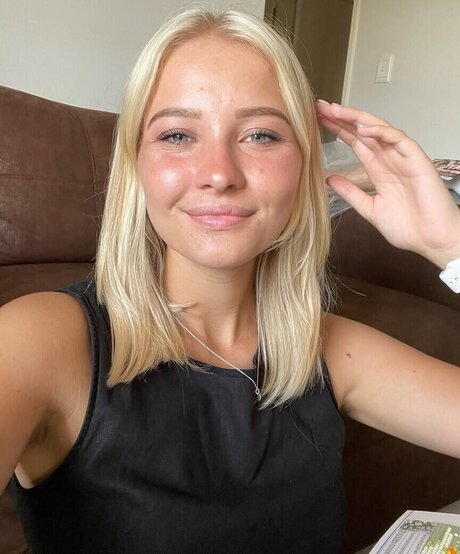 Juliet Small model adult pics