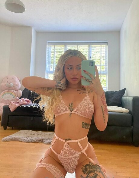 Ellie Cameron exclusive pornstar photo