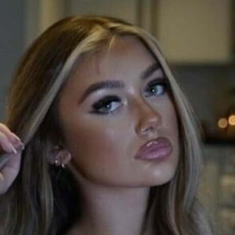 Ellie Cameron naked model image