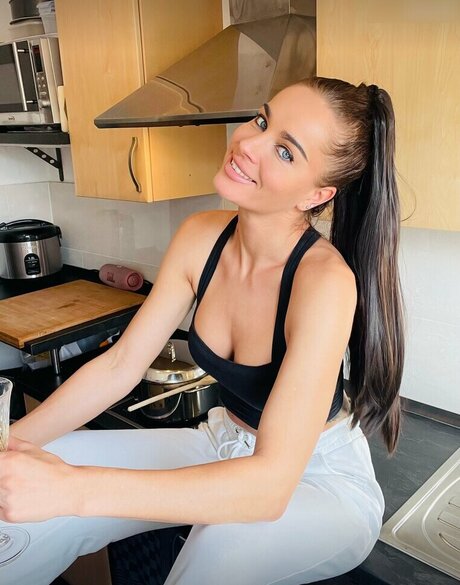 LeniYoung model hd img