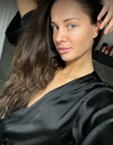 LeniYoung pornstar pretty photos