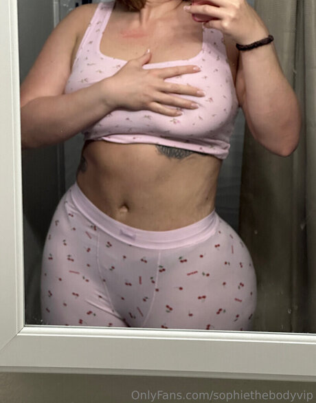 Sophiesselfies model hot image