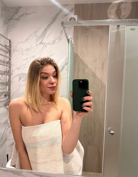 Evaarose pretty pornstar image