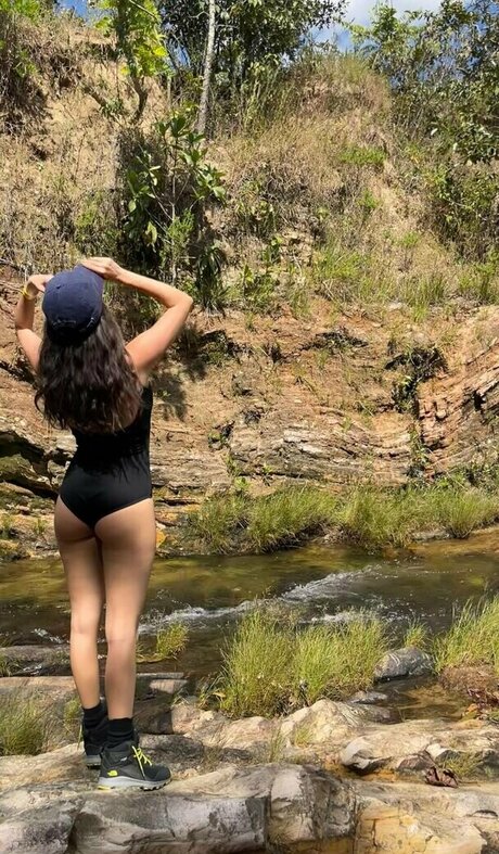 Amanda De Godoi model top pic