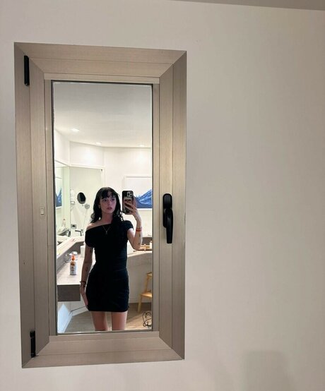 Holly Laing star photo