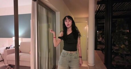 Holly Laing model hd image