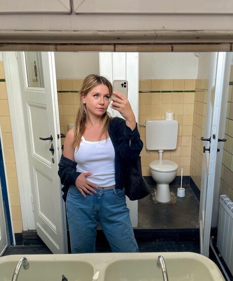 KellyMissesvlog erotic model gallery