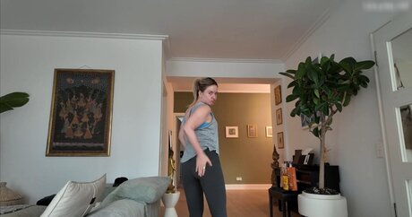 KellyMissesvlog model xxx pic