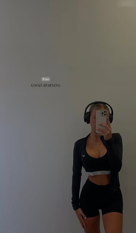 Leonie brrr naked pornstar image