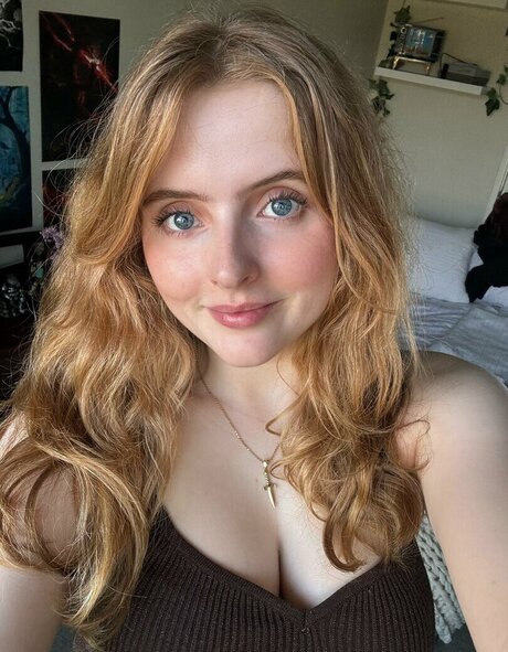 Krysttl model naked picture