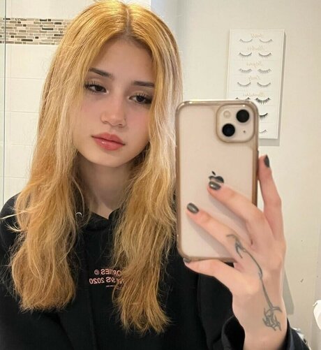 Emilykr0pp hot pornstar photo