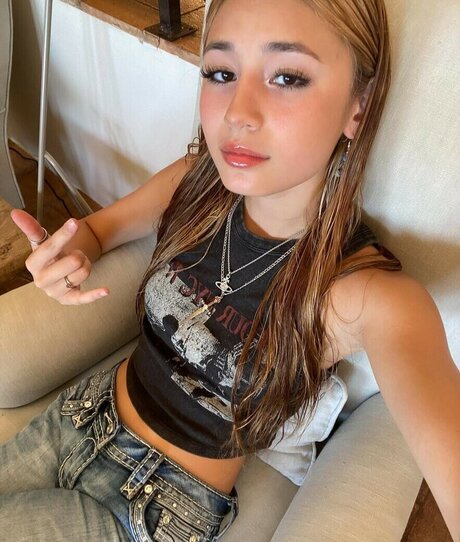 Emilykr0pp star naked photos