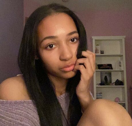 Ari Leigh Brown top model pic