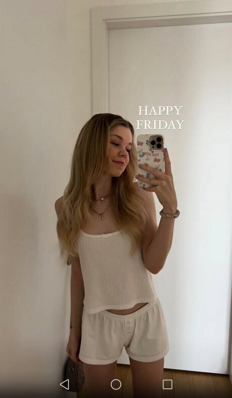 Lea Peach model naked img