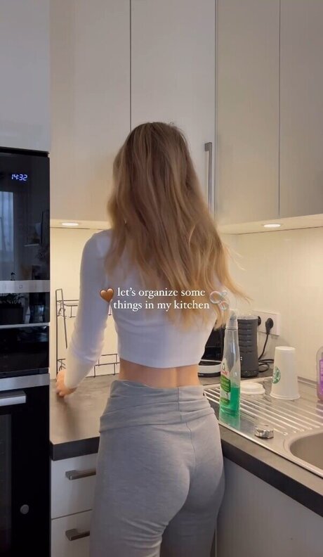 Lea Peach art actress photos