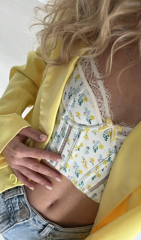 Lea Peach model top picture