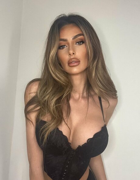 BrattyKiki xxx model picture