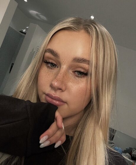 Lili Hamann model pretty pic