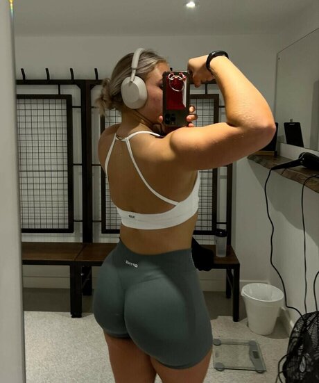 Izzy Swin pretty pornstar image