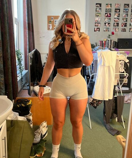 Izzy Swin star art photo