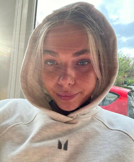 Izzy Swin model sexy pic