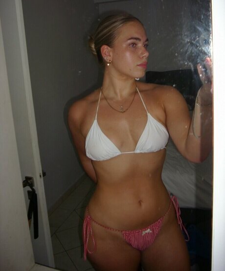 Izzy Swin pretty model photos