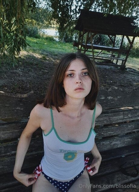 Blissofia model top img