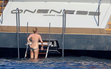 Lara Stone model top pic