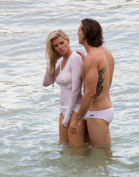 Lara Stone nudes star img