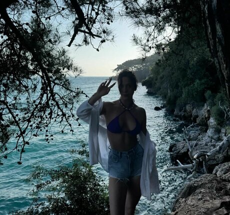 Ebrukzlyr star naked photo