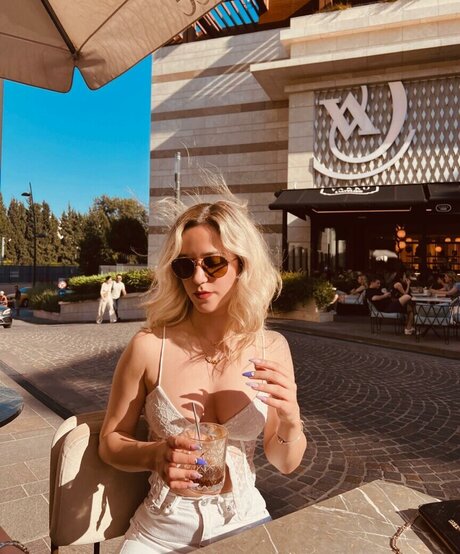 Ebrukzlyr model naked gallery