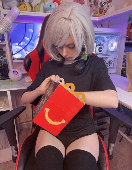 Duckie Cos high quality actress archive