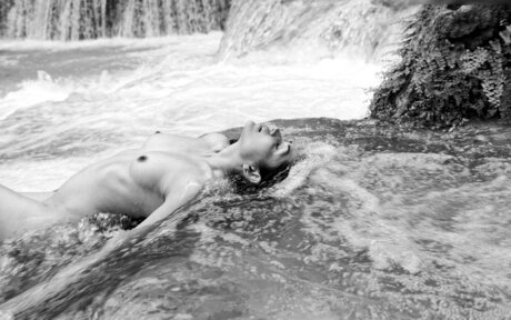 Lela Loren naked model pictures