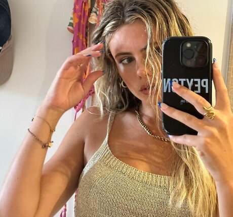 Peyton Cole naked actress photo