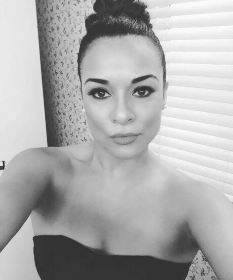 Alisa Reyes pretty model pic