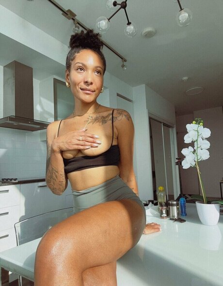 Leo London naked model img