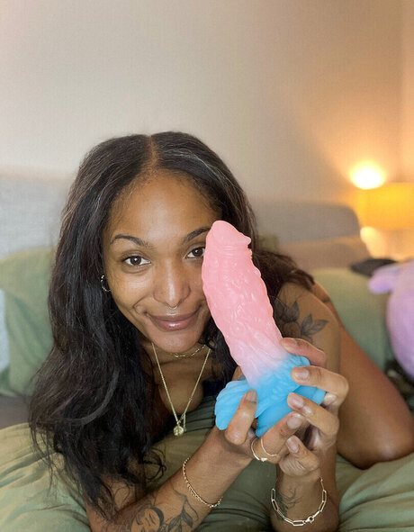 Leo London star sexy gallery