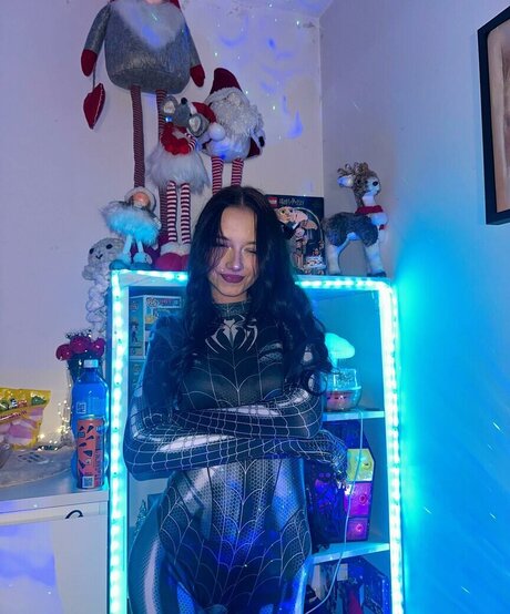 Mela Pustelnik sexy actress pic