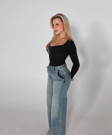 Lucia Leona actress photo