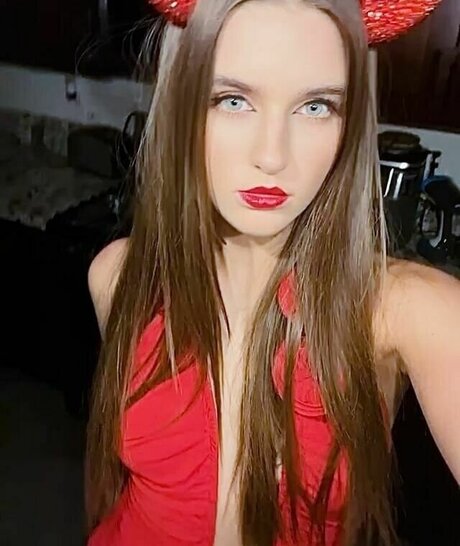 Savannah Clarke model free photo