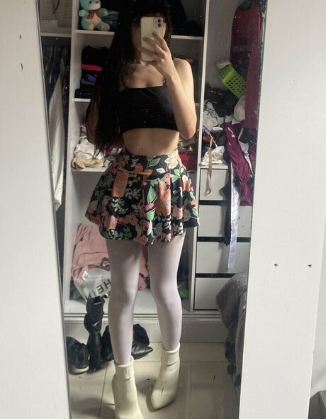 Riasgloria model nude pic