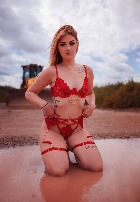 Mrs Fiestaa sexy actress photo