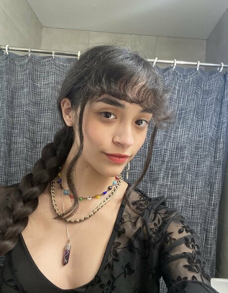 intrnlbleedin nudes model picture