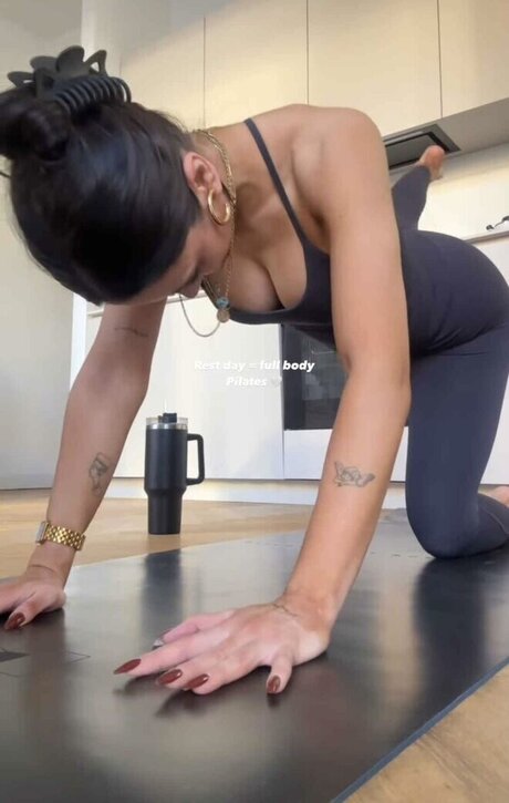 Merve zkan naked actress photos