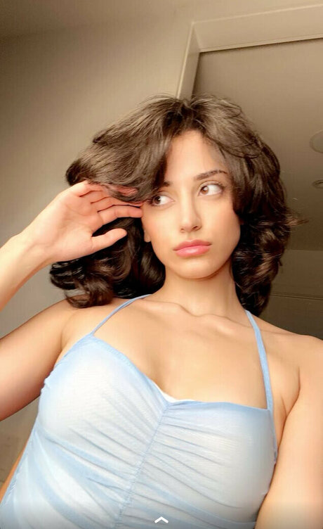 Melody Oz model top photos