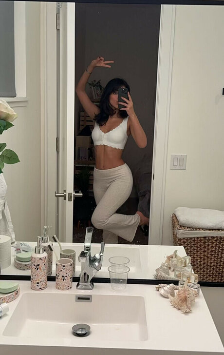 Melody Oz exclusive star archive