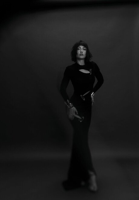 Sydney Chandler model adult img