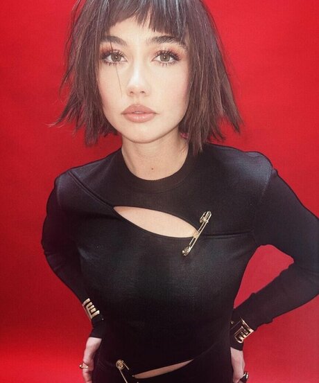 Sydney Chandler star top archive